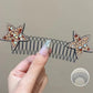 🥳2026 HOT SALE🥳💞Buy 1 Get 1 Free!💇‍♀️Flexible Invisible Hair Comb – Non‑slip metal teeth, smooth rounded tips. Tucks away flyaways & baby hairs – stays secure all day! ✨🛡️